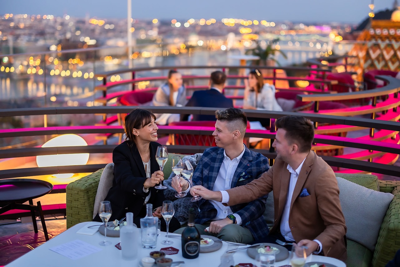 White Raven Skybar & Lounge